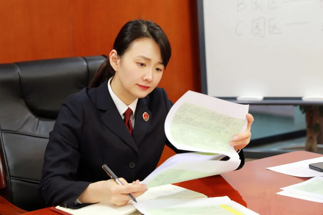 面对大要案，坚毅如山面对被害人，温婉如水——记全国先进工作者、上海市检察院经济犯罪检察部主任马玮玮 